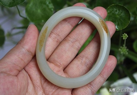 怎样挑选一款适合自己的手镯,手镯怎么选显年轻