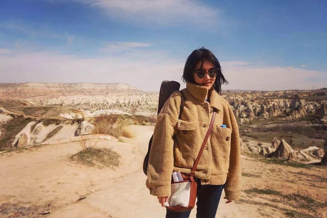 她花4年旅行全球，然后在古城街头摆摊卖故事