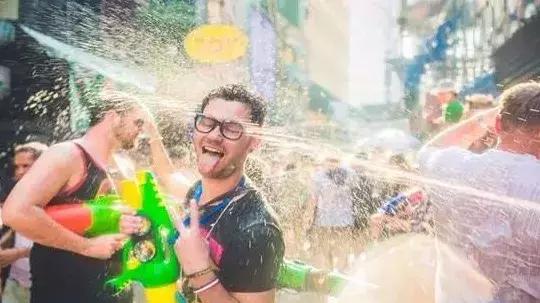 泰国泼水节狂欢现场完整版,泰国泼水节vs云南泼水节