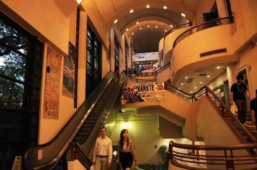 香港豪门最惨原配！生前帮贫穷小子成首富，死后还要被他利用？