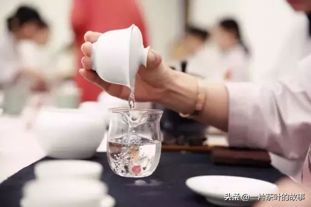 用盖碗泡茶怎么样才能做到不烫手,盖碗泡茶的不烫手正确步骤