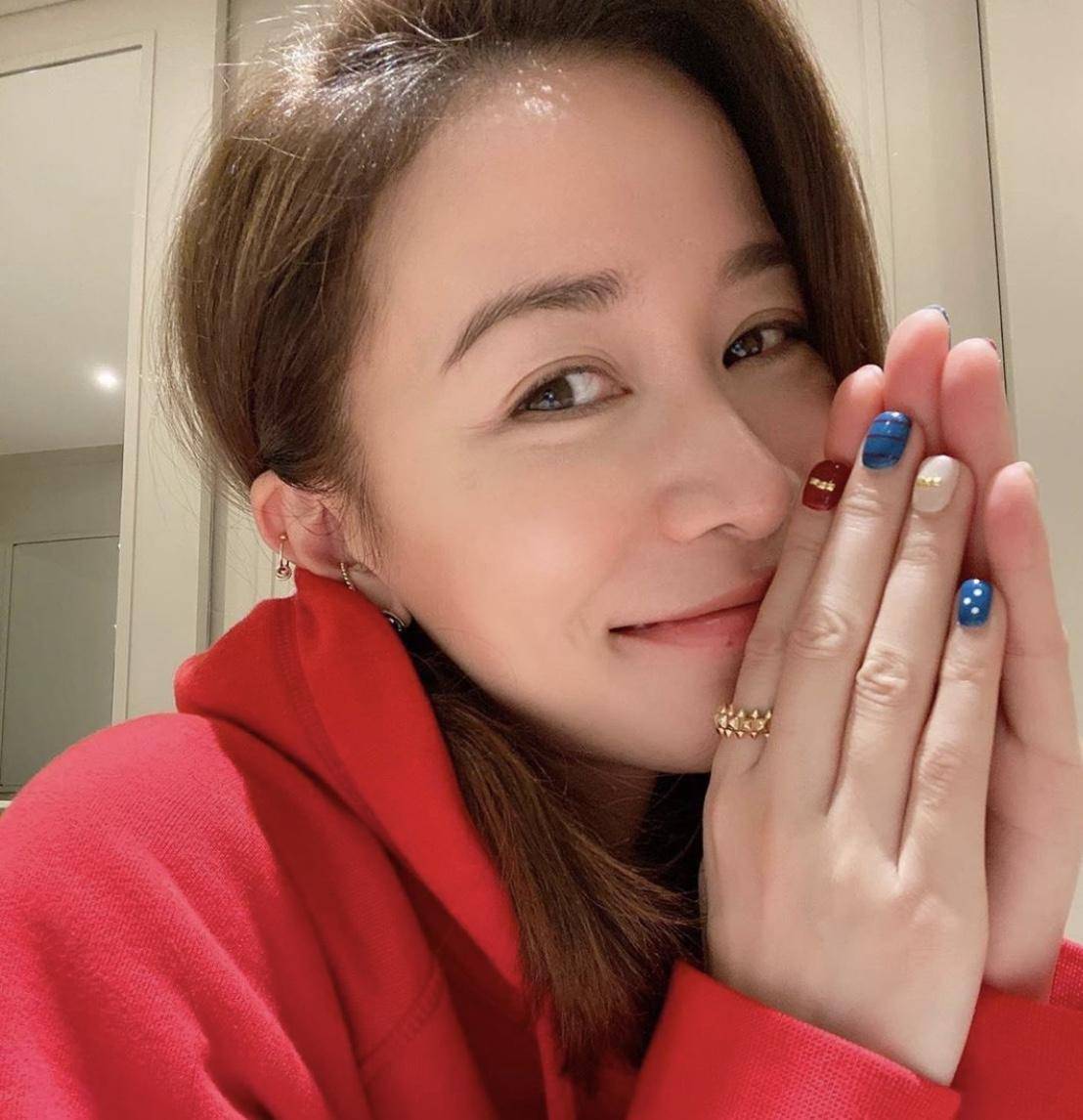 新年新气象打扮漂亮过新年盘点2020年女明星们最爱的美甲款式