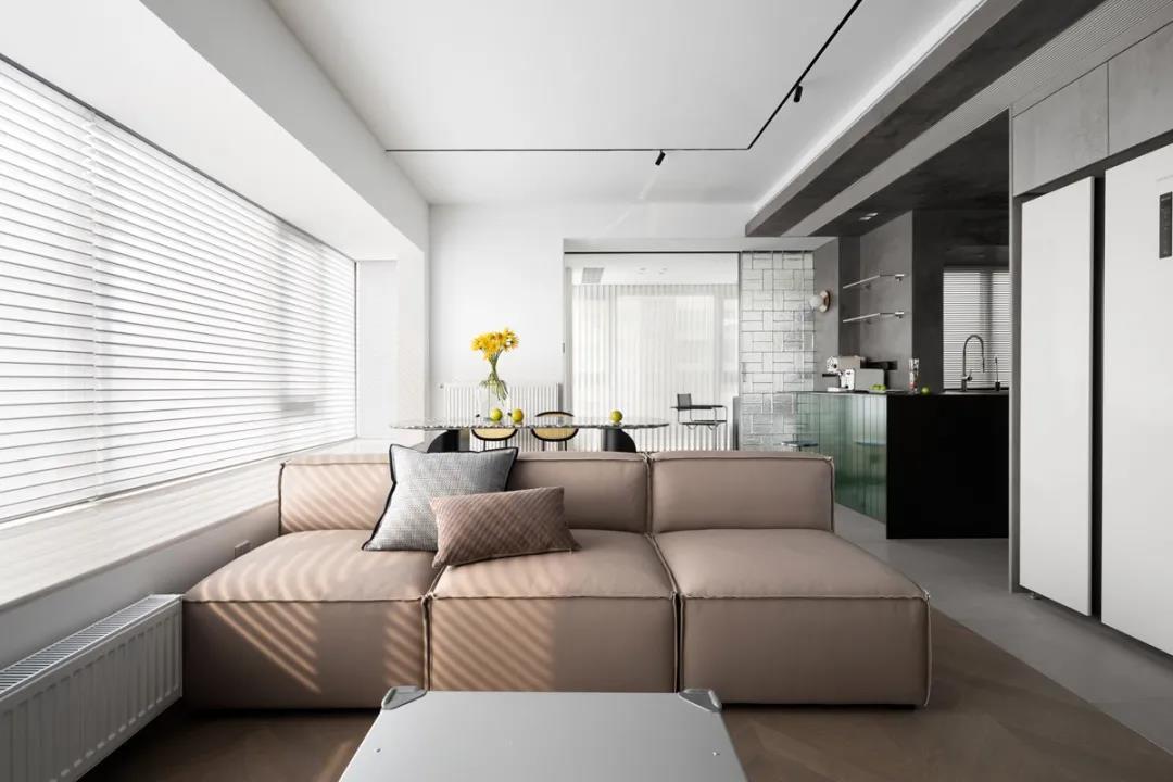 89㎡舒适两居，装修巧用「百叶窗+玻璃砖」，高级又通透