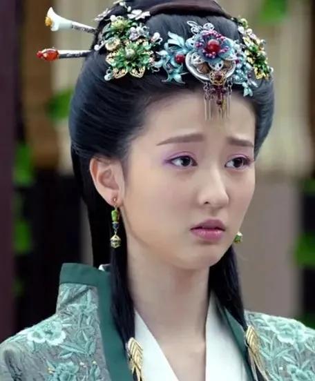 她为什么没眼技？怎么改善眼睛无神的态势