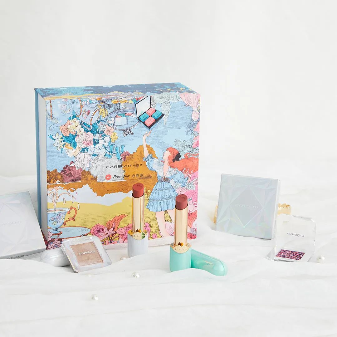 卡姿兰x必胜客的“下午茶”主题彩妆包装，梦回爱丽丝