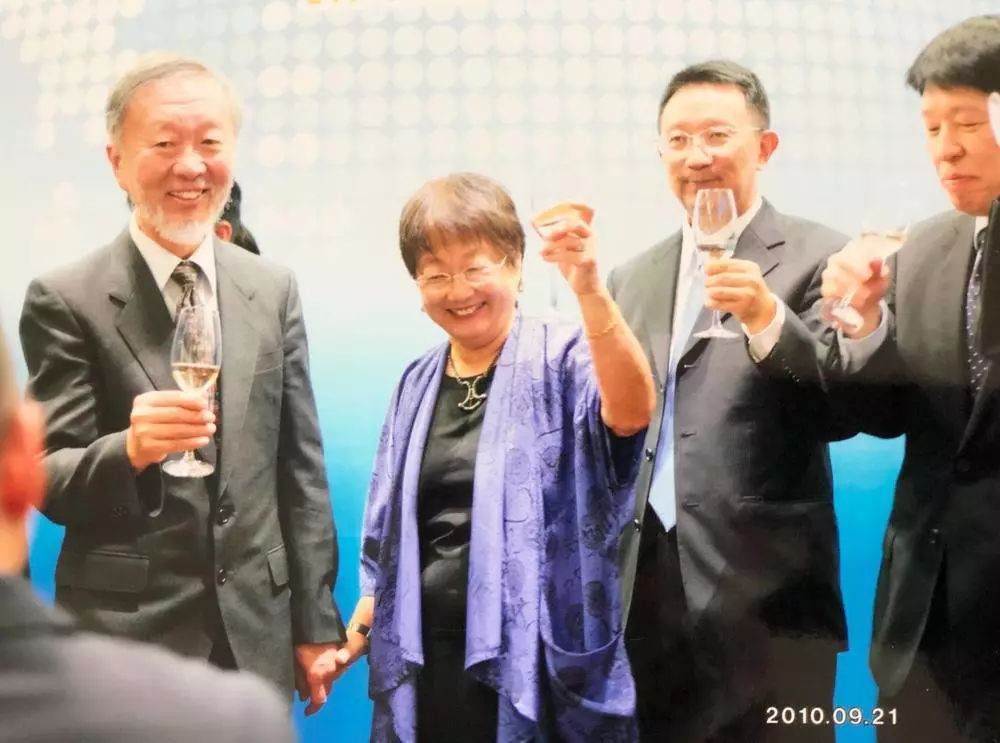 高锟获得诺贝尔奖颁奖现场,高锟多少岁患上了脑退化症