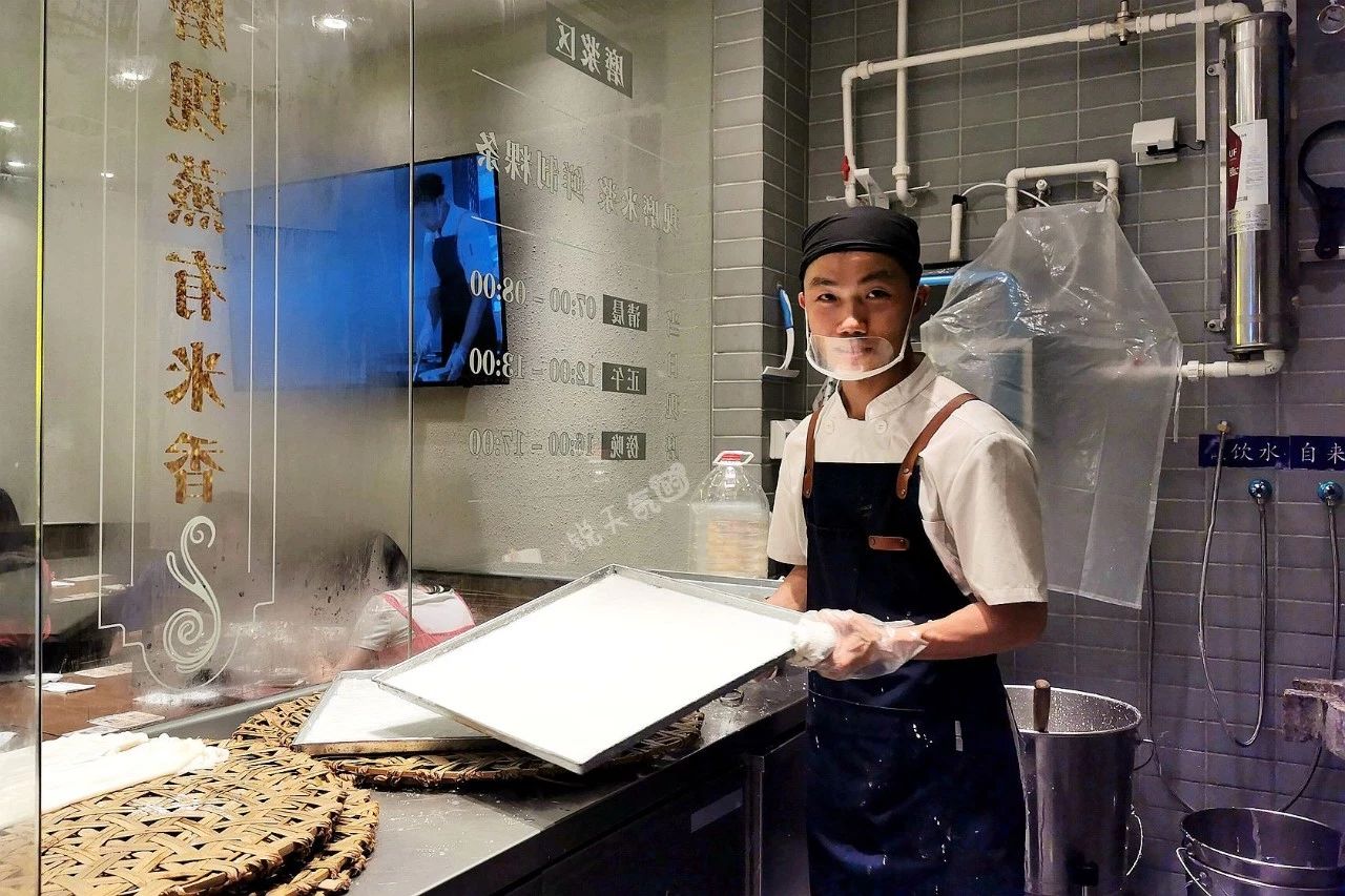 石磨现做现卖,一碗正宗的潮汕粿条