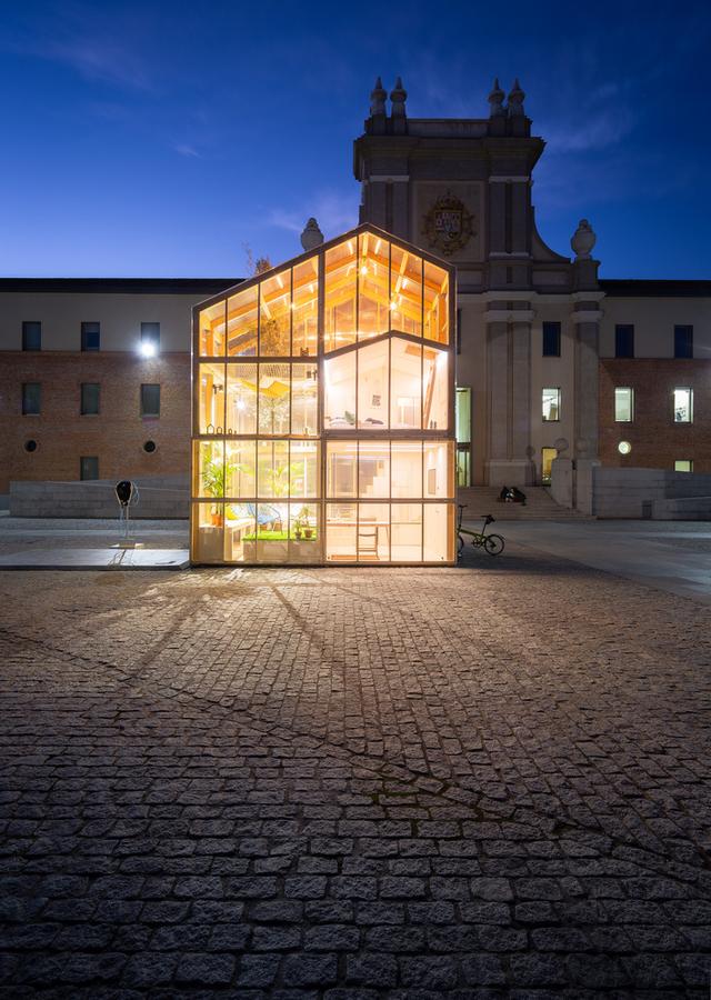 面面俱到的透明木楼，马德里庭院中央的艺术家城市住宅装置