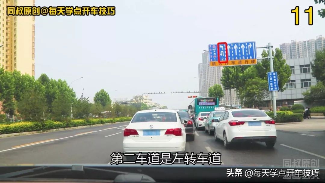 直行右转弯车道要不要看信号灯,路口怎么看信号灯右转弯正确走法