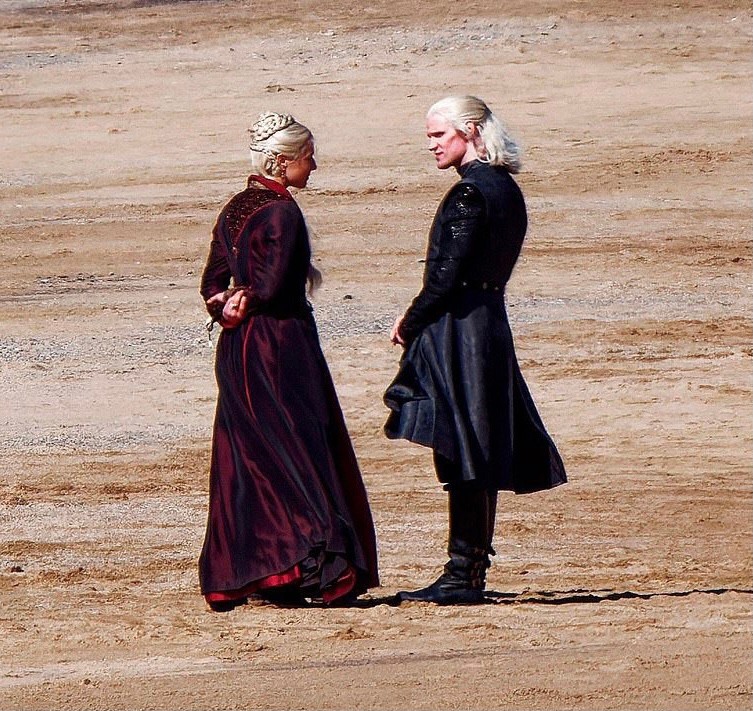 权力的游戏前传片场照！龙妈祖先银发亮相，网友：这个王子拉胯了