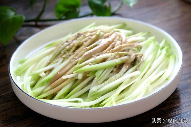 西葫芦凉拌更美味，不用焯水直接拌，麻酱汁一浇，又脆又嫩真好吃