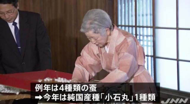 56岁雅子皇后穿杏色套装亮相，珍珠项链贵气，接管皇室养蚕事宜