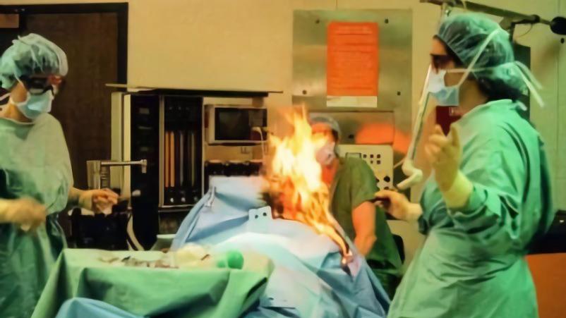 美女参加婚宴，皮裤突然“爆炸”！化学老师分析爆炸的真相？