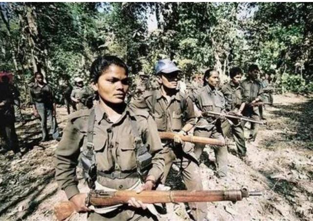 印度演练中巴双线作战,印度军队阻挡边境巡逻被反制视频