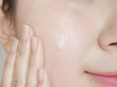 今天试试倩碧*管双**淡斑精华，看看能不能搞定陈年痘印和斑点！