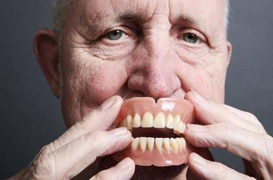 戴活动假牙的关注事项及常见问题,老人假牙最怕什么