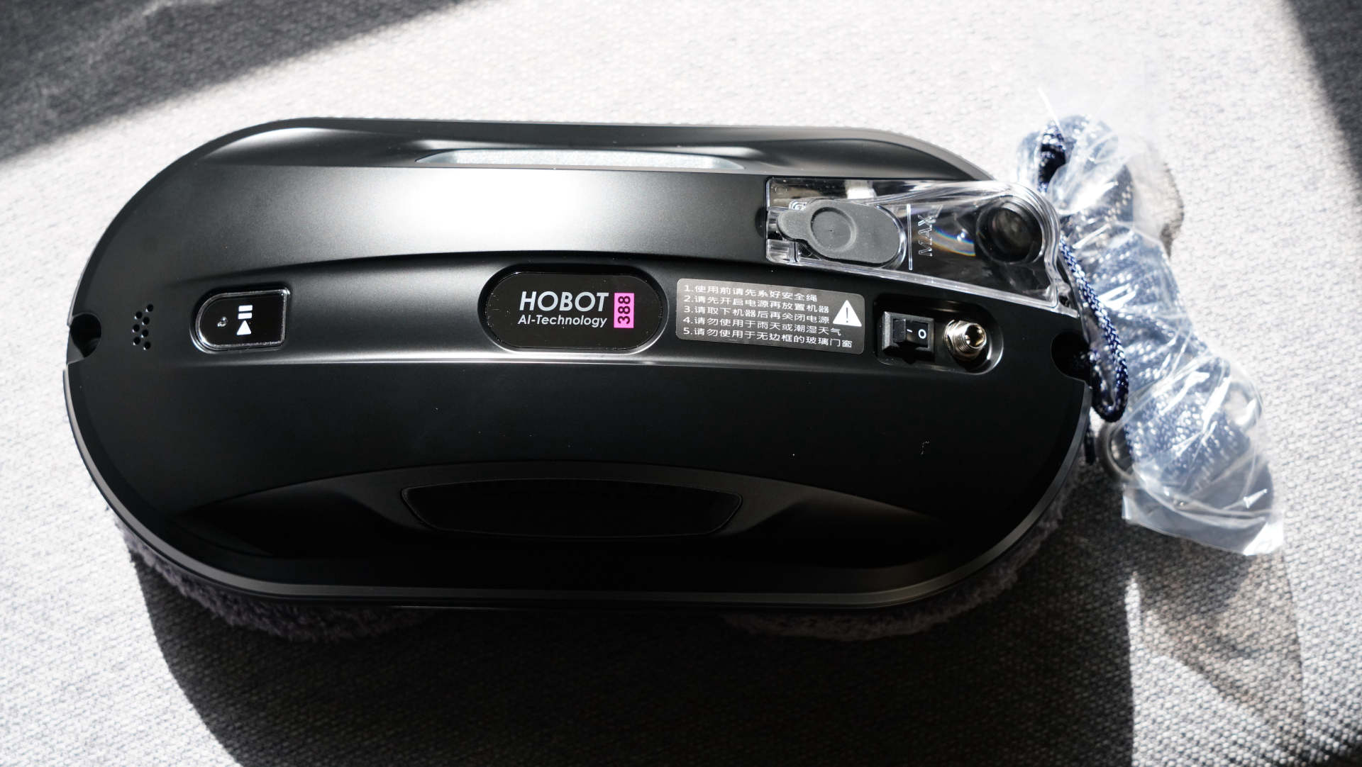 高楼擦玻璃哪种工具最适用,擦窗机器人擦窗技巧