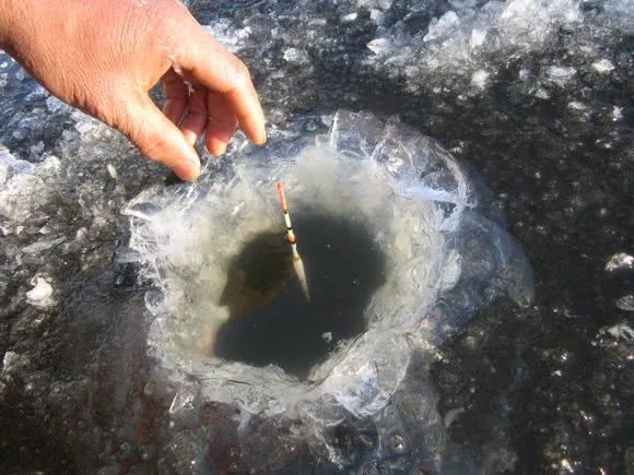 冬季冰钓钓深还是钓浅,冬季冰钓如何找鱼窝