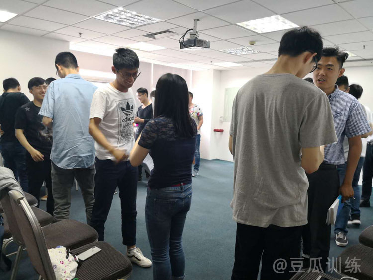怎么做到在许多人面前说话不紧张,怎么在人前说话不紧张