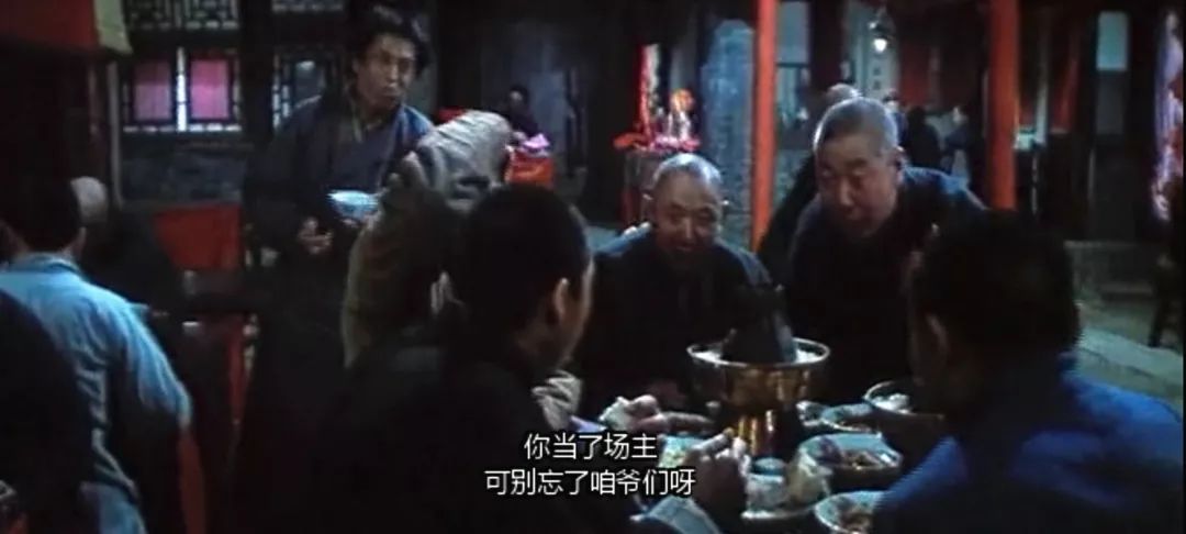 吃着共和锅，喝着烧刀子，萍水相逢的人们在寒风中吃出了温暖