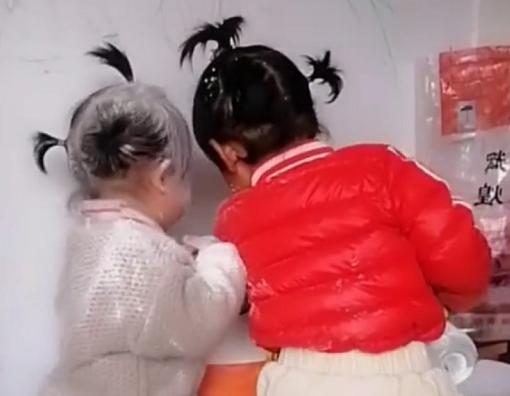 “最勤劳姐妹”在厨房“蒸”馒头，场面一度失控，亲妈都认不出