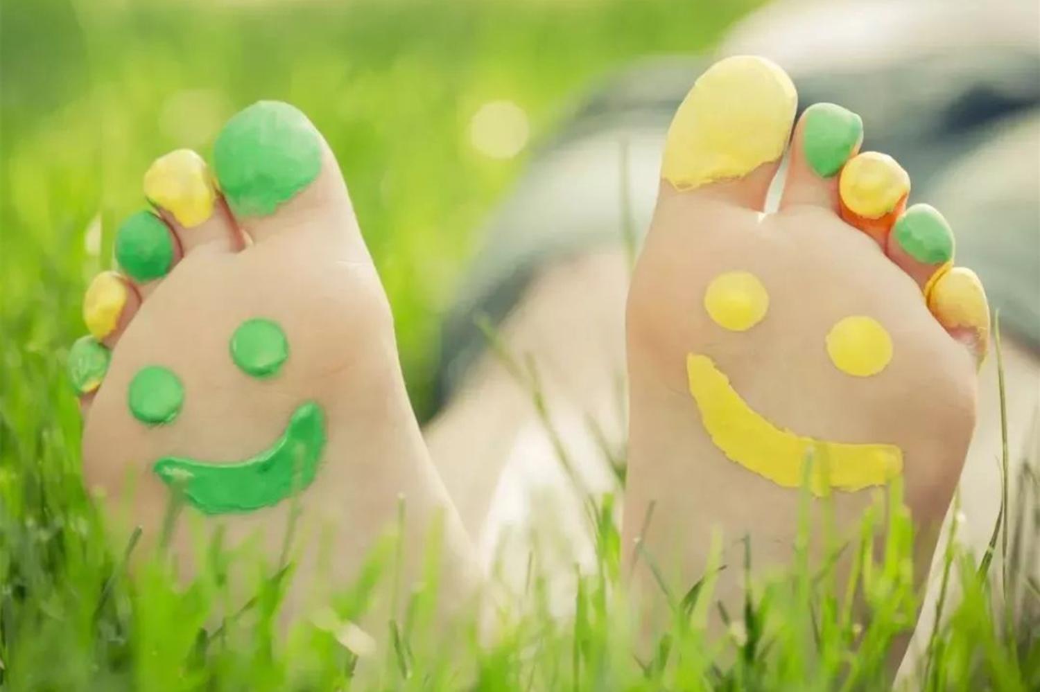 小孩子赤脚跑,小孩子打赤脚到处跑