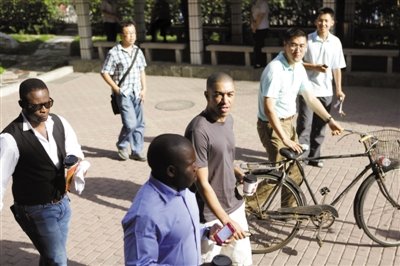 奥巴马弟弟定居中国完整版,奥巴马弟弟和他哥哥