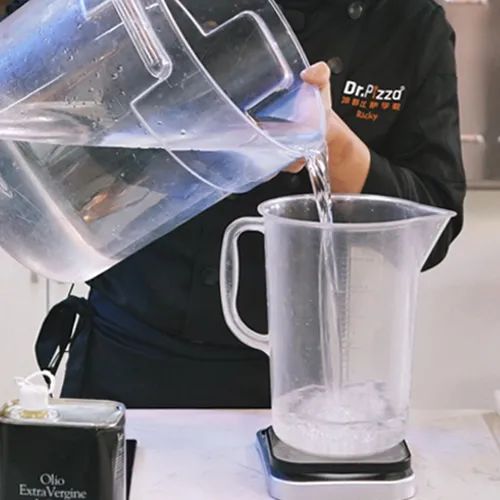 和面加了鸡蛋为什么面发硬,做披萨胚的面粘手正常吗