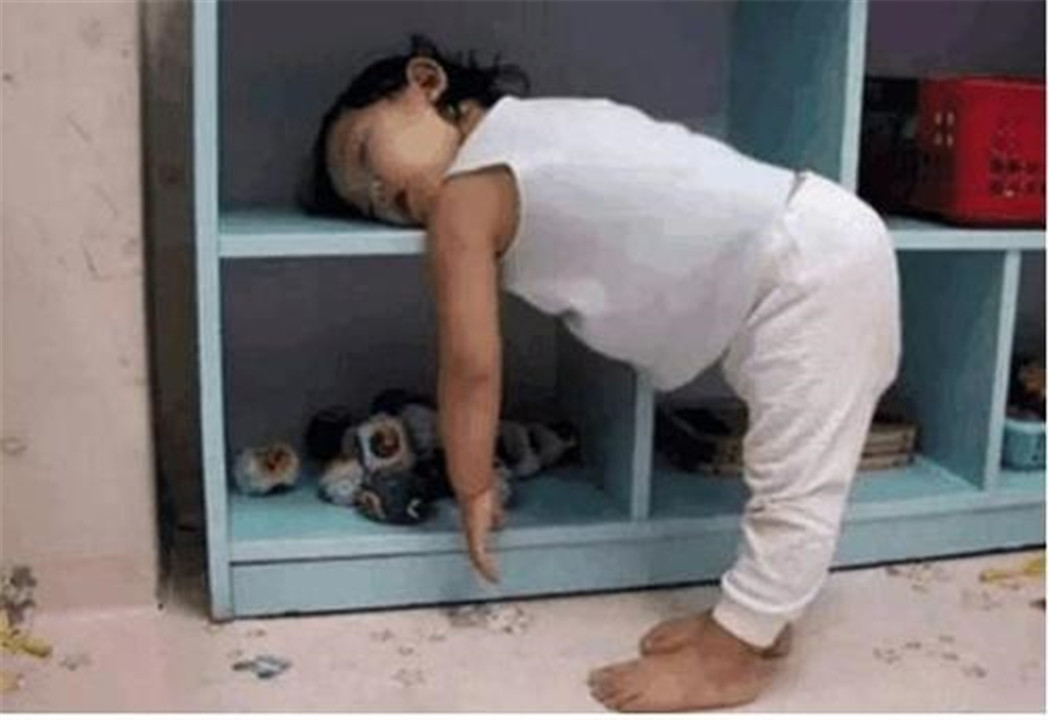 宝宝睡着了有惊跳反应,萌娃一字马睡姿走红