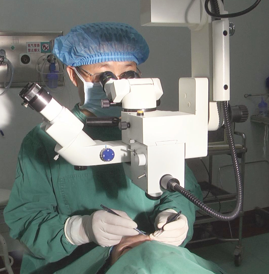 锦旗后面的故事,医术精湛显仁心患者感恩赠锦旗