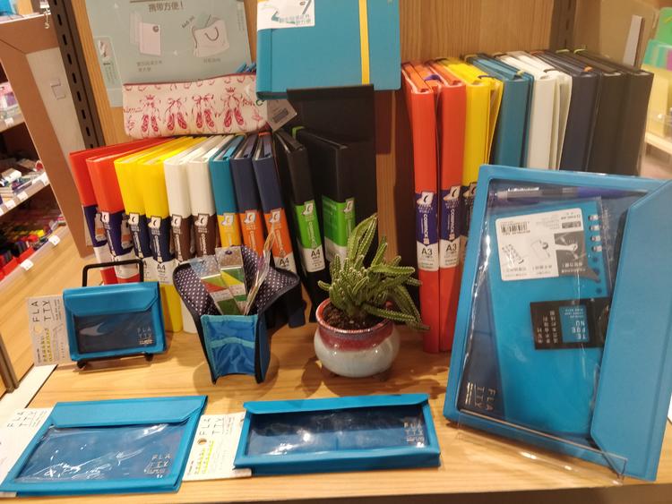 上新了百新书局！70多个采购员买遍全世界的好文具，这家百年老店是我们的“*东伊**屋”