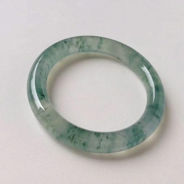 4800元翡翠原石切出5条果绿手镯,十年难得一见的翡翠原石