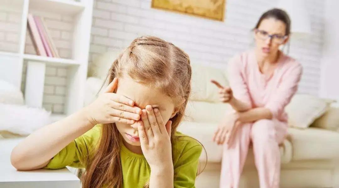 夫妻吵架孩子丢机场,夫妻吵架把2岁儿子扔机场