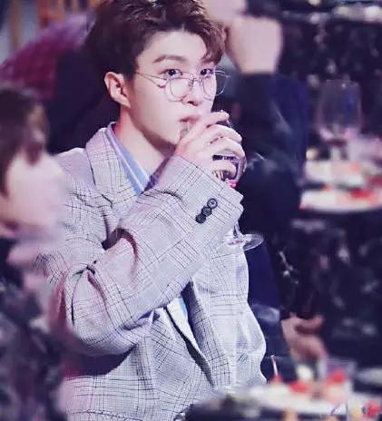 最近很流行的眼镜,最近特别流行的眼镜