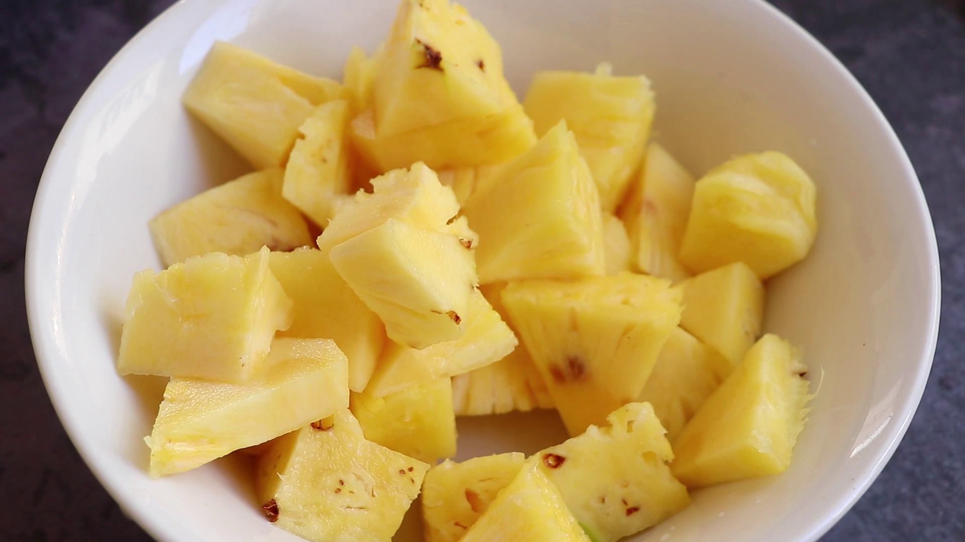 切菠萝最正确的方法,切菠萝的妙招一颗一颗的剥