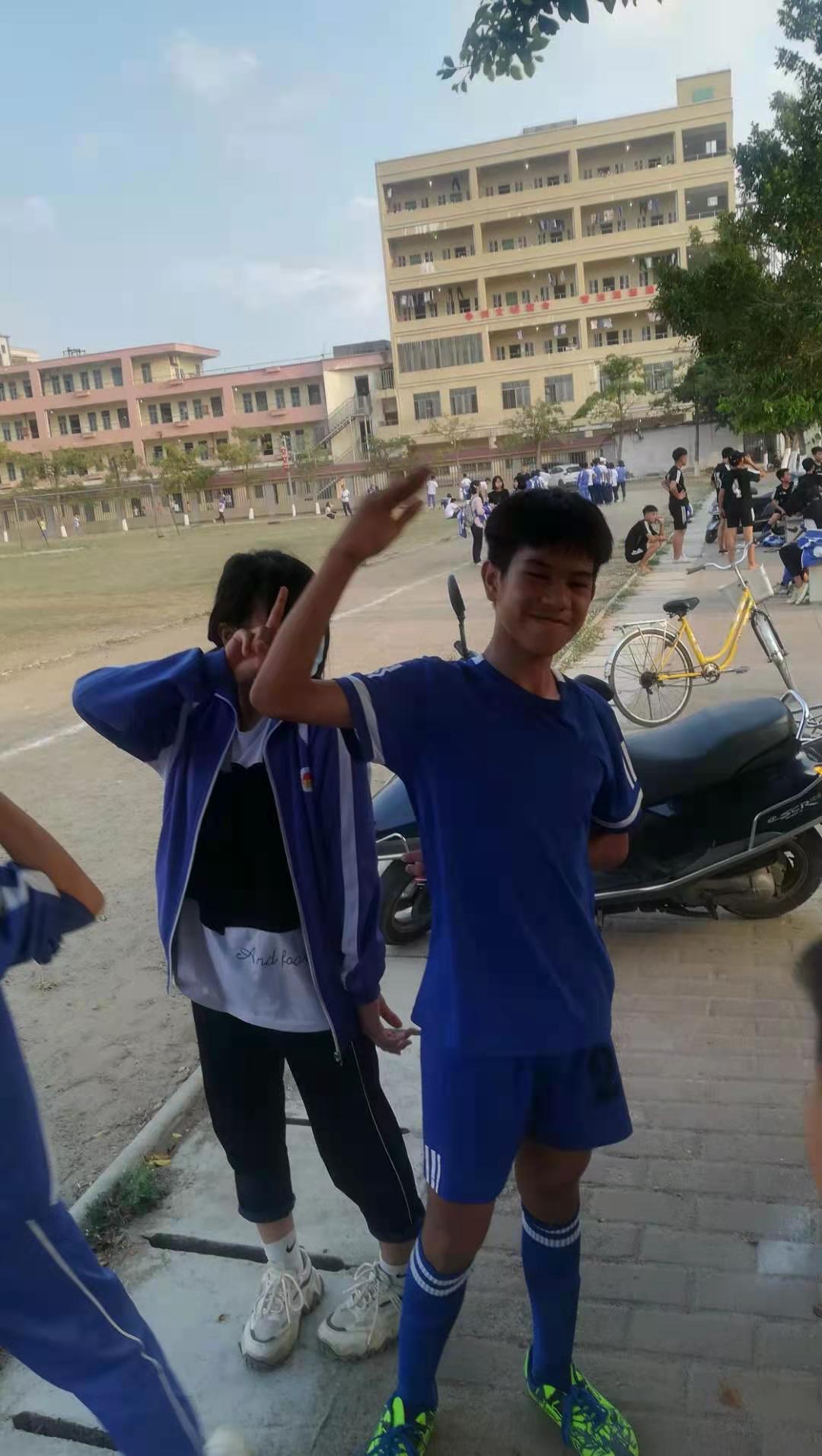 雷州企水足球赛七（6）班吴佳鹏两“进宫”3:2胜七（4）班