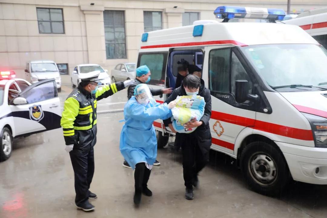 湖北方向来辆救护车双胞胎病危，九江交警请示后护送到医院