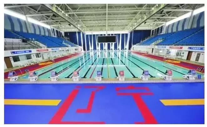 游泳池是夏季避暑的好地方,夏天去游泳馆避暑