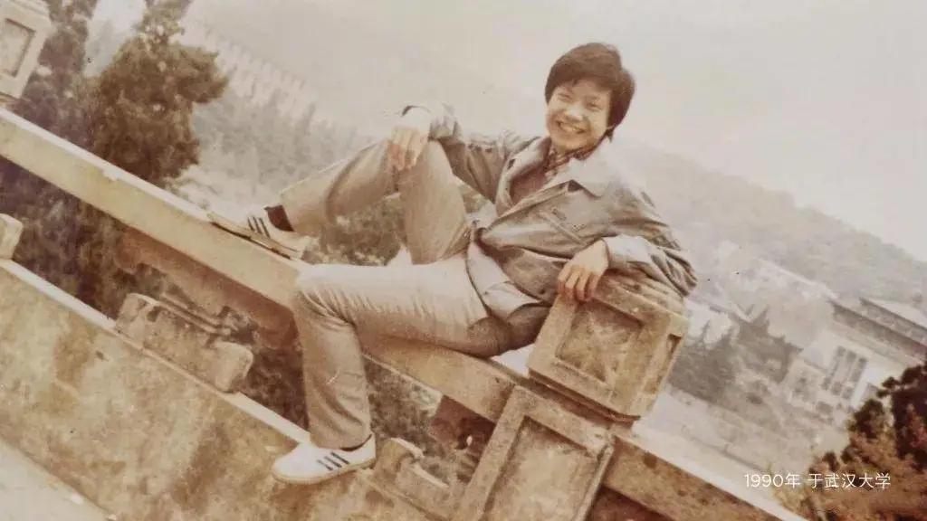 戴口罩直播1天卖3亿的雷军，像极了曾经的李嘉诚