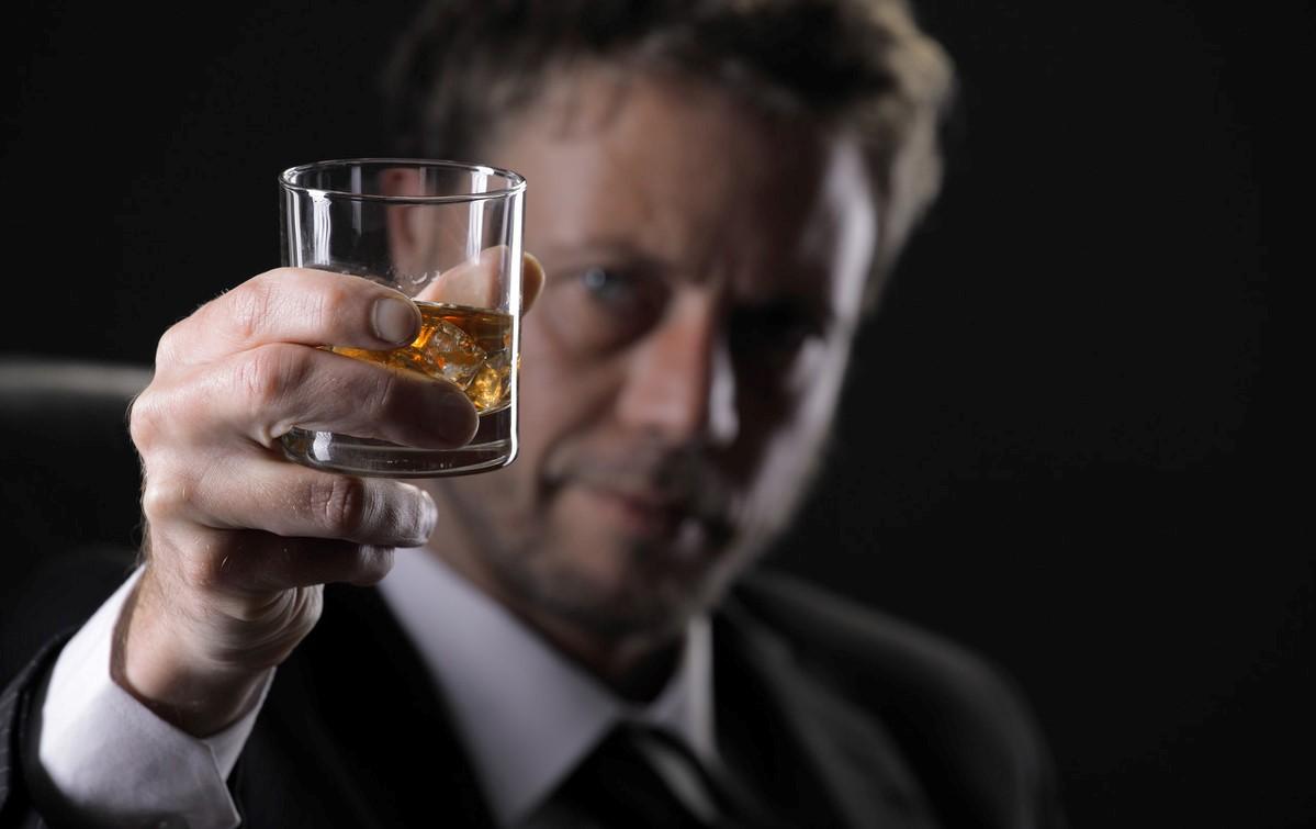 晚上一夜未眠早上喝酒助眠可以吗,晚上睡眠不好喝酒能助眠吗