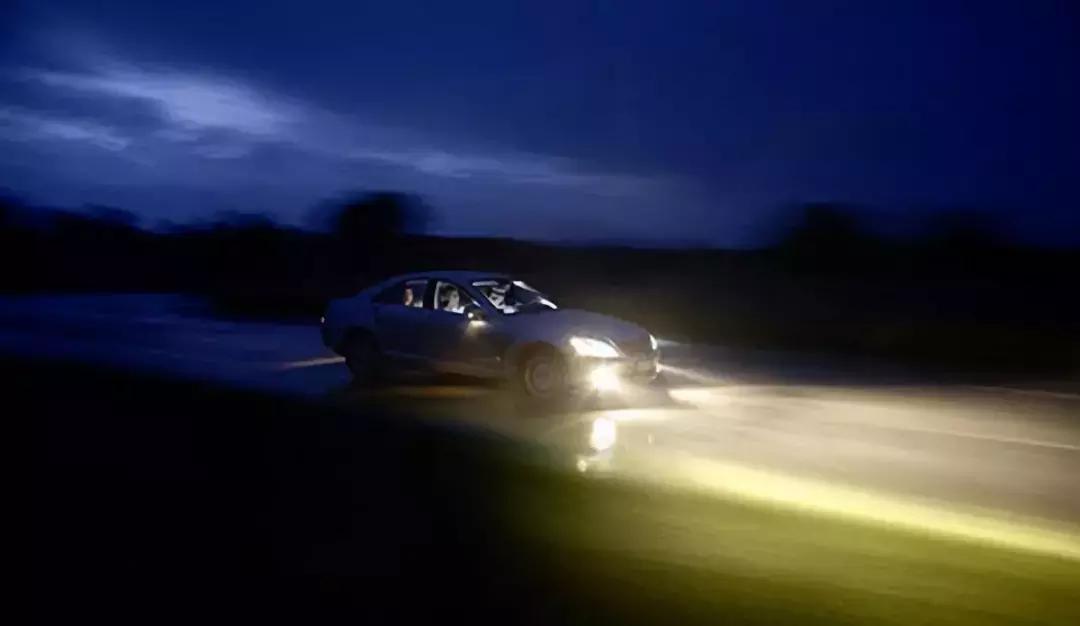 窄路会车哪个先让,窄路会车右边看什么点