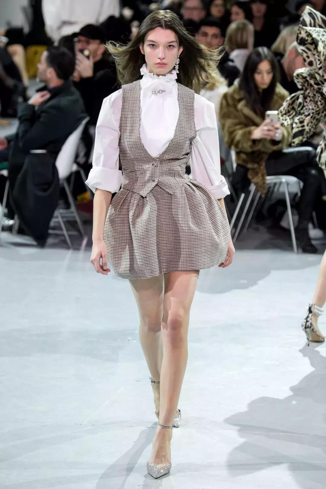 高级灰，经久不衰的百搭色，激情碰撞中造就诗意存在