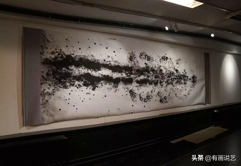 美女画家用人体创作书法，是书法创新，还是“丑书”新高度？