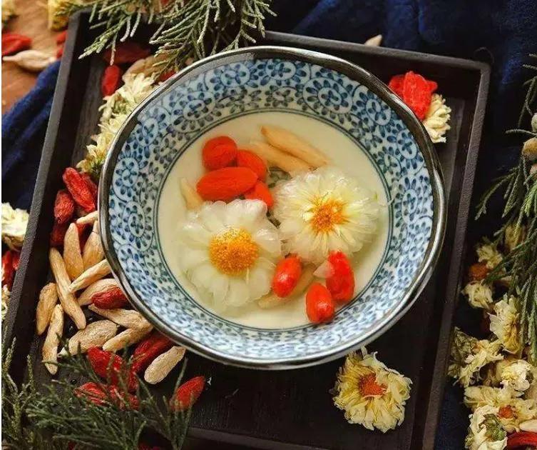 眼睛干涩视力模糊红血丝,眼睛干涩视力模糊视力降落