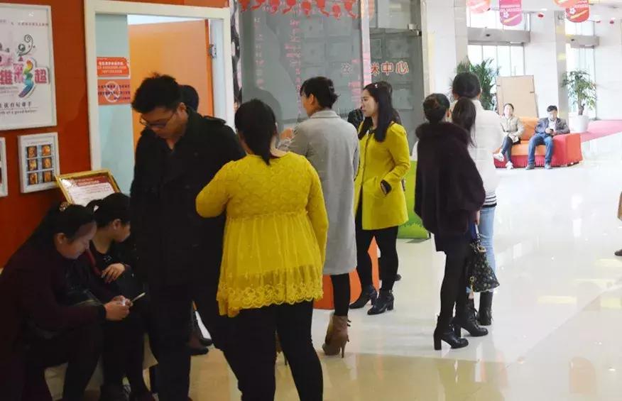 春节防疫不打烊坚守岗位保平安,平安夜依然坚守岗位的医护