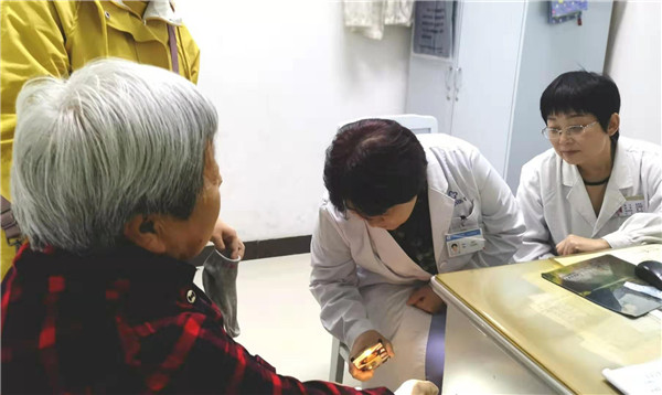 医疗专家下基层义诊,健康扶贫进村义诊