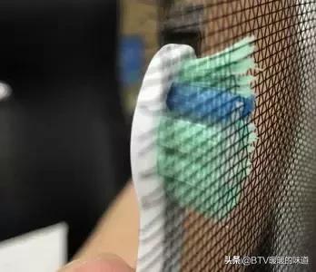 纱窗脏了怎么擦,纱窗脏了不用拆下来用报纸洗