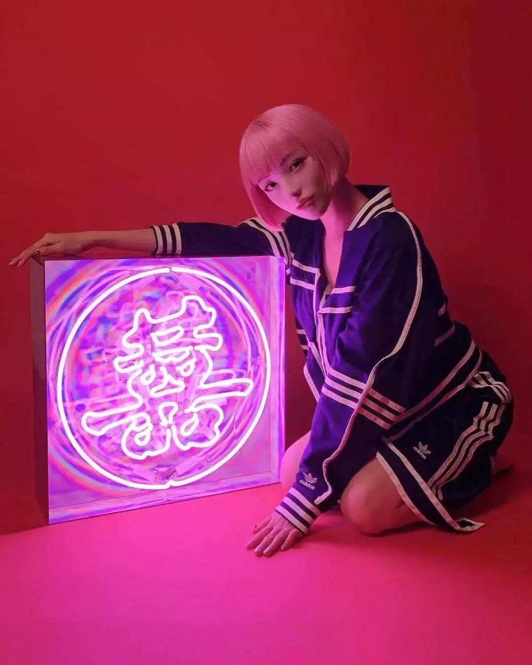 机械腿与霓虹：艺术家和设计师们心中的足球运动是什么样子？