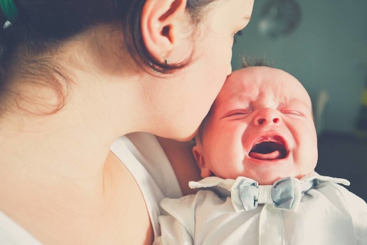 宝宝竖着抱就不哭了这是什么原因,宝宝平躺着很活泼一旦竖抱就呆了
