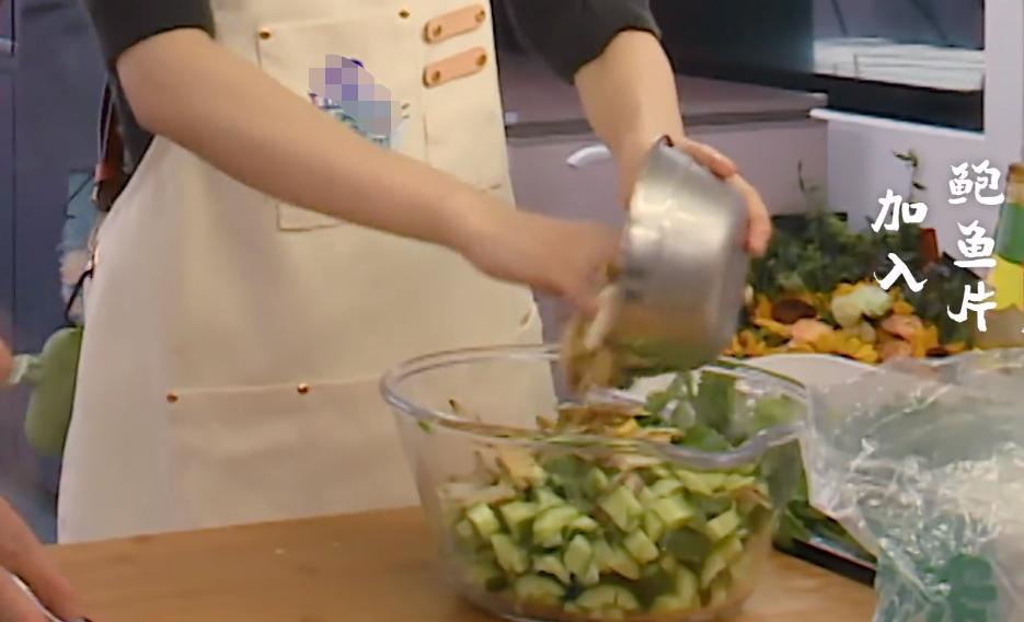 赵丽颖《中餐厅》备菜时舔手指，做菜直接上手，坏习惯太难改